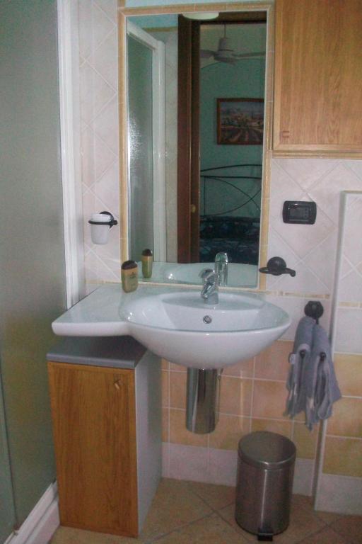 Tra... Monti E Vigne Bed & Breakfast La Morra Room photo
